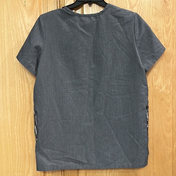 Figs Accra Limited Edition Graphite
Scrub Top 6 Pocket Feather Print - Picture 6 of 8